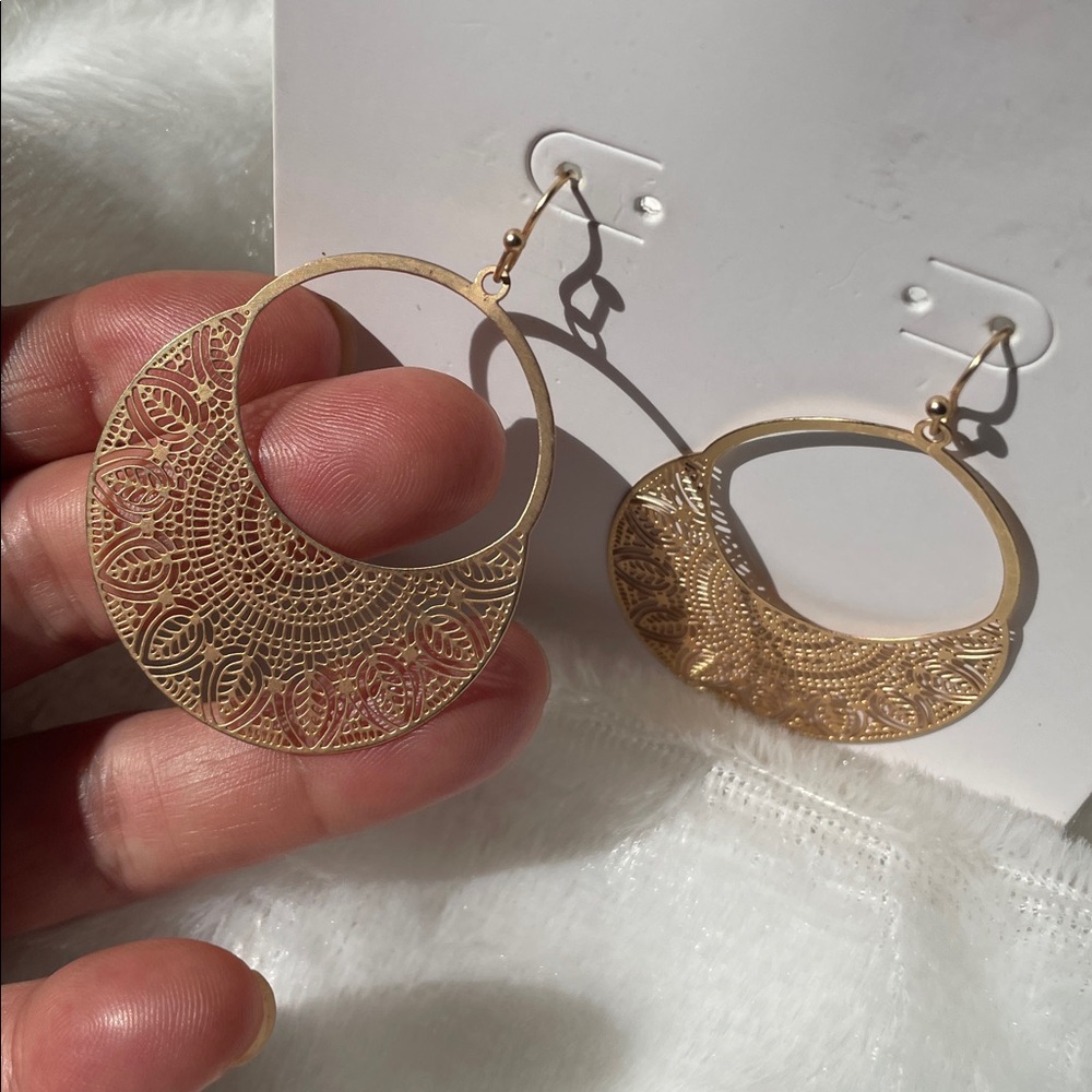 Elegant Gold tone hoop Earrings